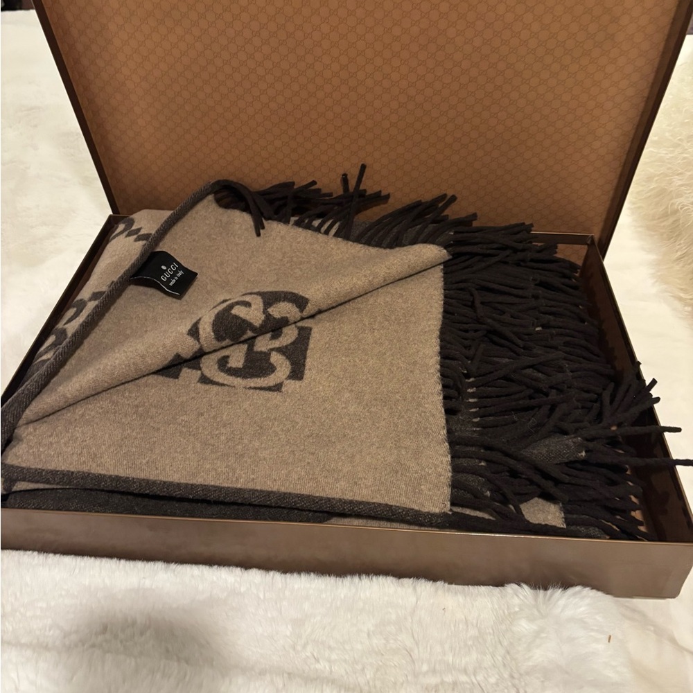 Gucci Brown and Black Wool-Cashmere Blanket Throw 72”x58” with original box - Picture 2 of 8